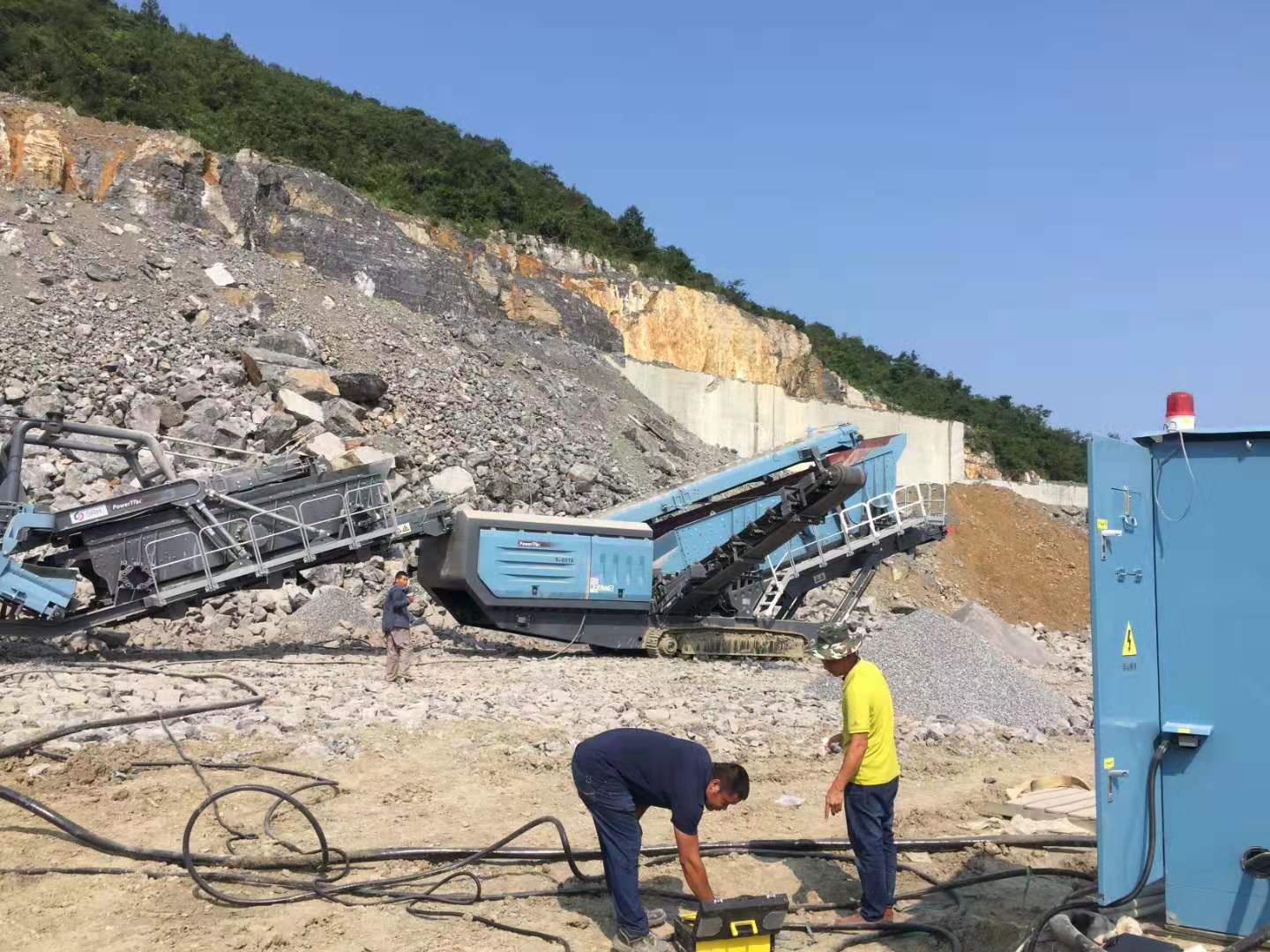 XFC550變頻器在移動(dòng)式破碎機(jī)上的應(yīng)用(圖6) XFC550變頻器在移動(dòng)式破碎機(jī)上的應(yīng)用(圖6)